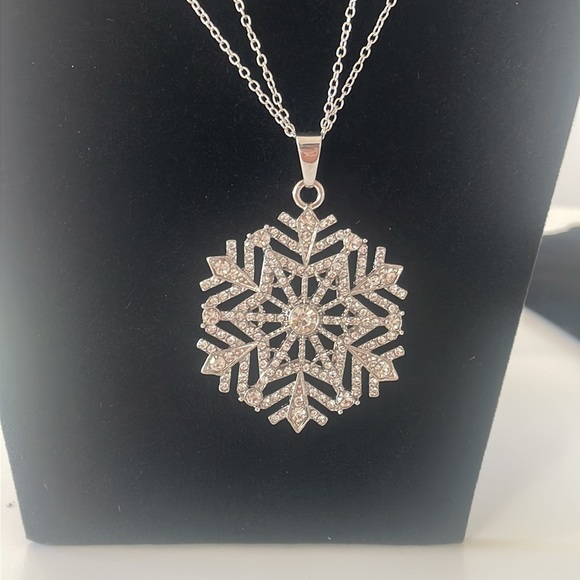 Macys Silver Tone Crystal Snowflake 36” Pendant Necklace - Picture 4 of 8
